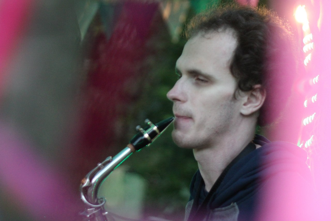 Valokuva, jossa Konstantin soittaa saksofonia.